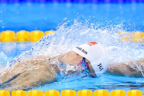 开云官网入口-传奇人物的“非凡人生”：从青涩到巨星的蜕变，非凡人生 纪录片